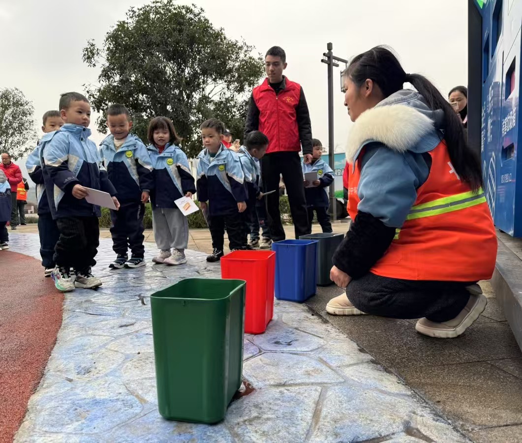 县幼儿园开展"我与环卫工人过新年"主题活动