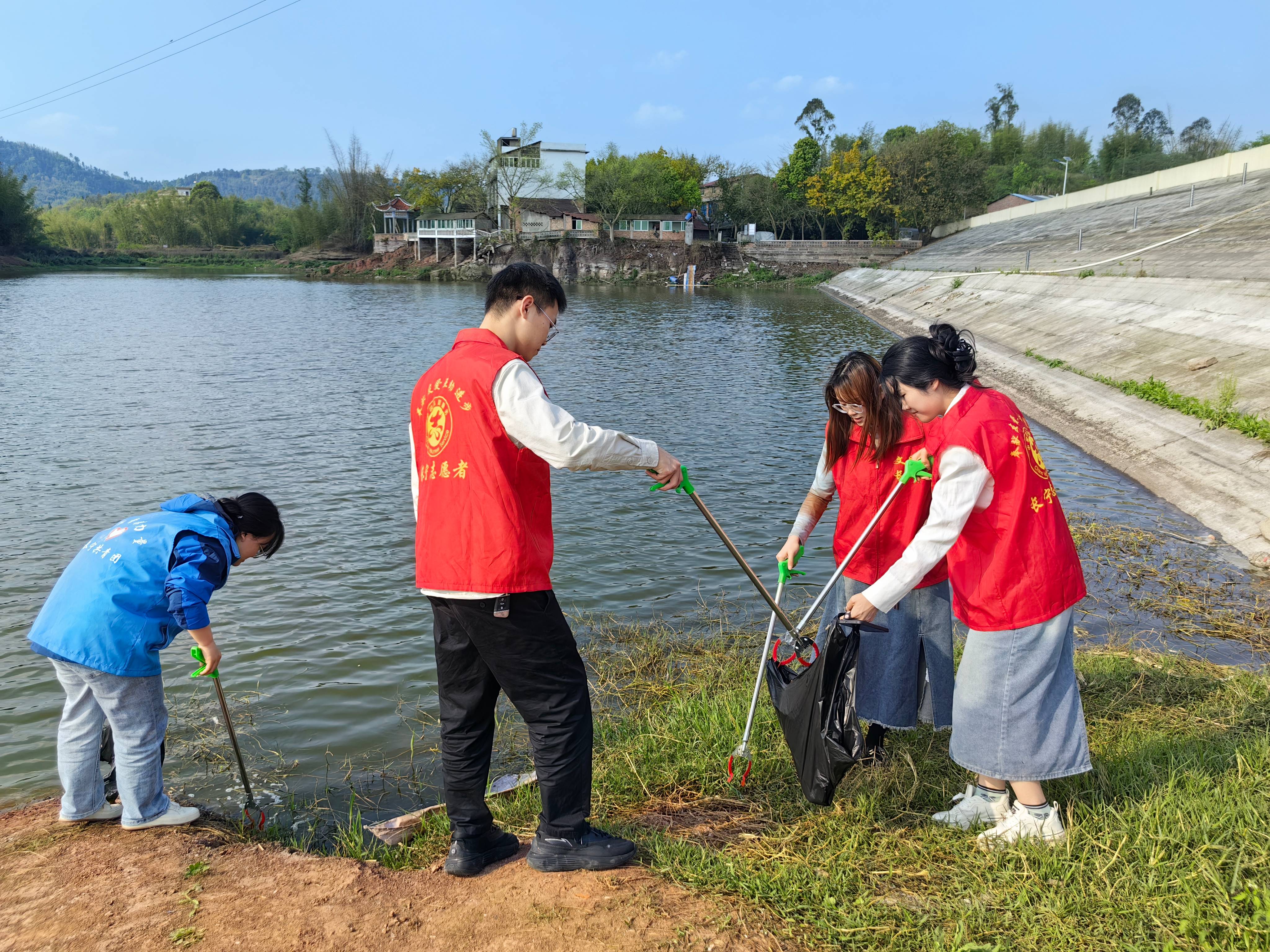 在活动中,志愿者们带着夹子,垃圾袋等各种清扫工具,沿着碧浪湖湖畔